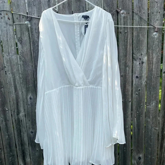 Boohoo Angel Sleeves Wrap Dress - Plus Size 26 - Mini- White Great Condition - Picture 4 of 11